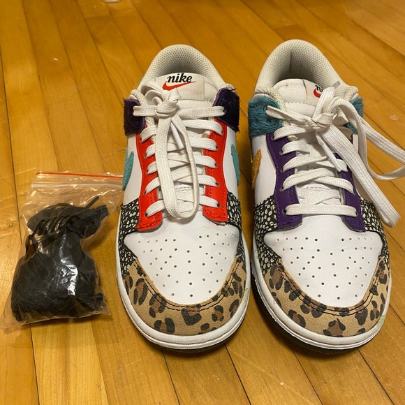 Women Nike Dunks - Picture 3 of 5